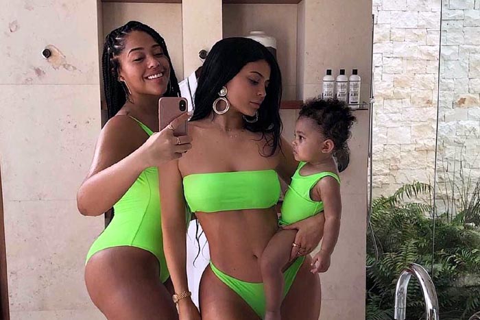 Kylie Jenner celebra aniversário da filha em lugar paradisíaco