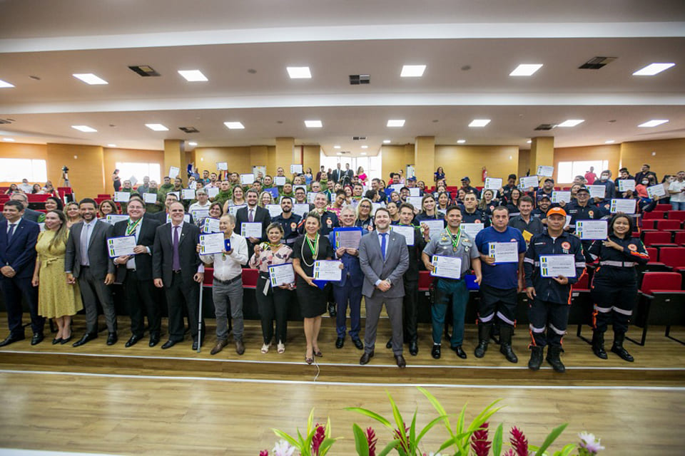 Deputados Alex Redano e Alan Queiroz comandam sessão solene com homenagens a personalidades de Rondônia