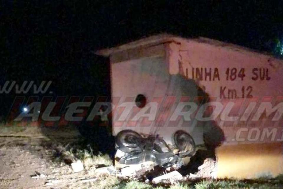 Motociclista de 23 anos morre após bater em ponto de ônibus na RO-383