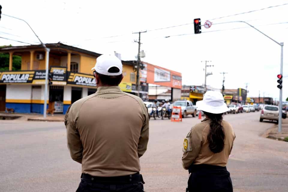 Semáforos são instalados no cruzamento da avenida Jatuarana com rua Açaí para reduzir acidentes