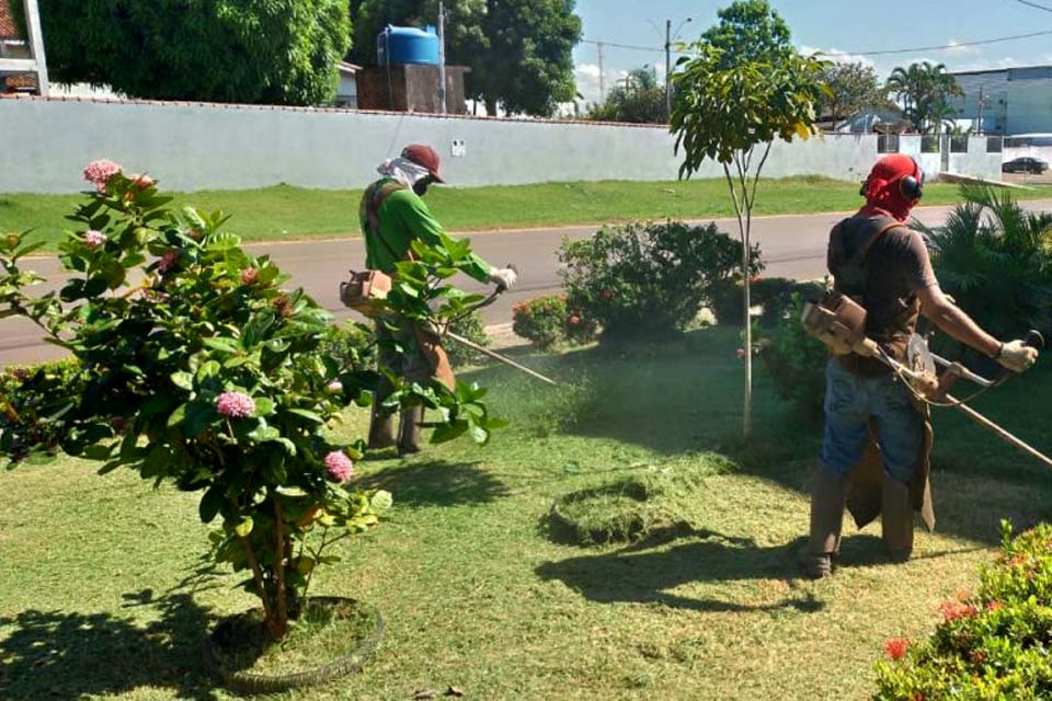 Prefeitura atua na manutenção de paisagismo e arborização com recursos próprios