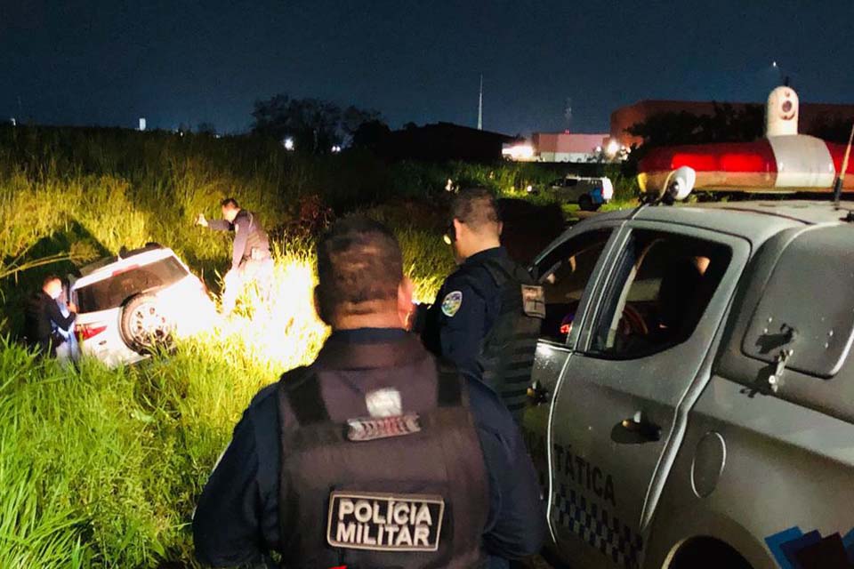 Assaltante foge da Polícia com carro roubado e cai dentro de vala na zona leste