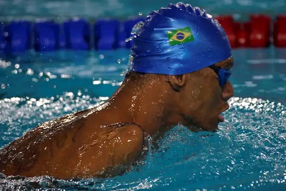 Medalhista paralímpico Gabriel Araújo bate recorde mundial