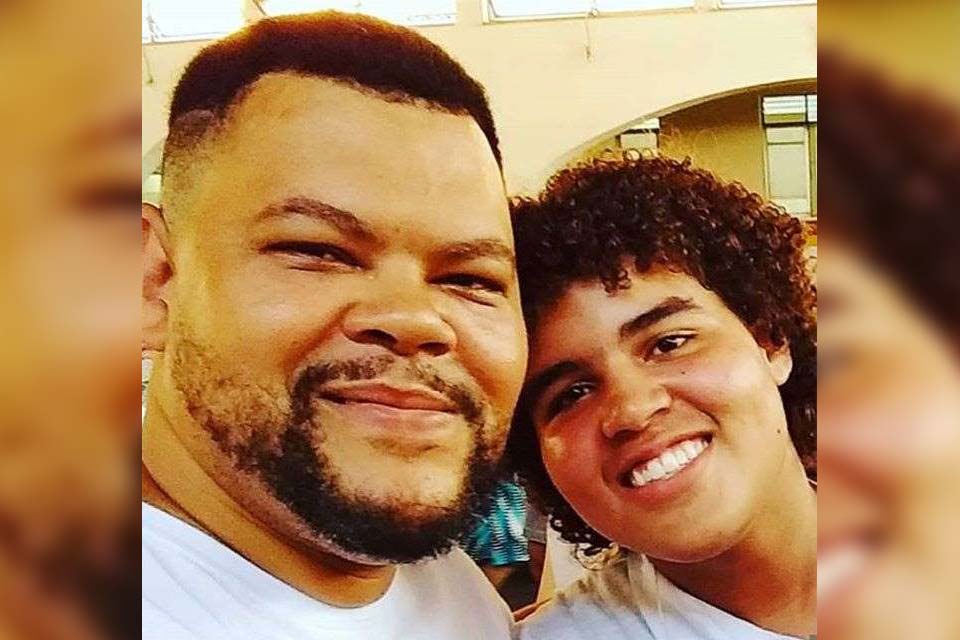 Babu Santana revela que o filho já levou bronca por usar batom: - Era apenas uma tintura