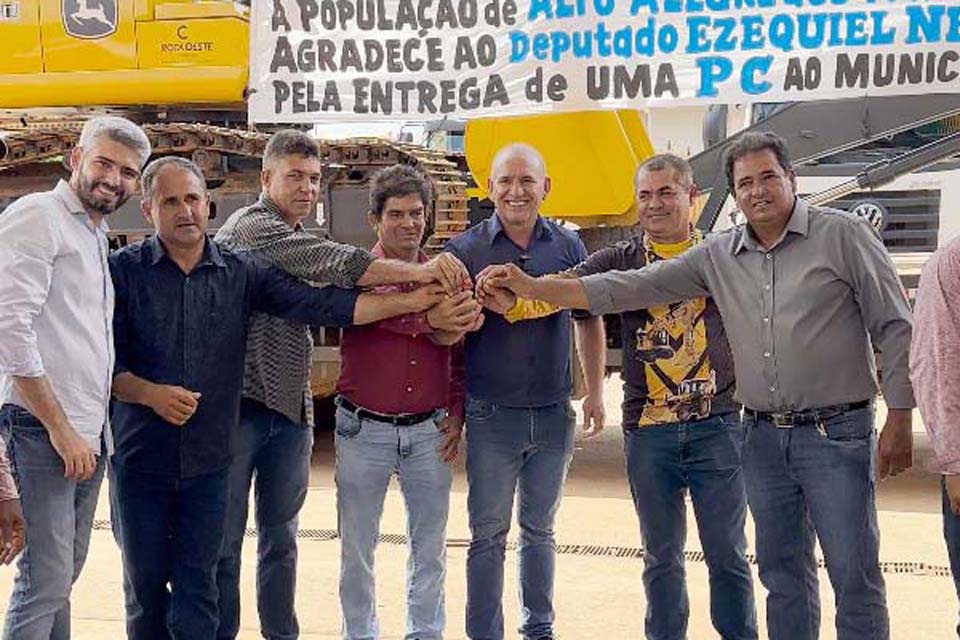 Deputado Ezequiel Neiva entrega escavadeira hidráulica ao município de Alto Alegre dos Parecis