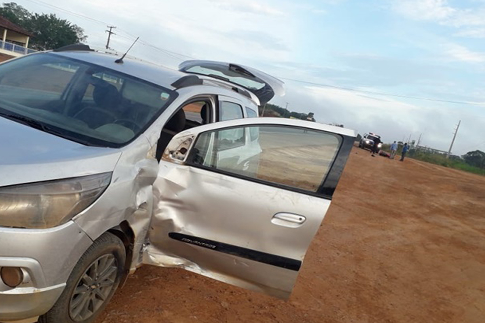 Motociclista fica gravemente ferido após colidir com carro na BR-364