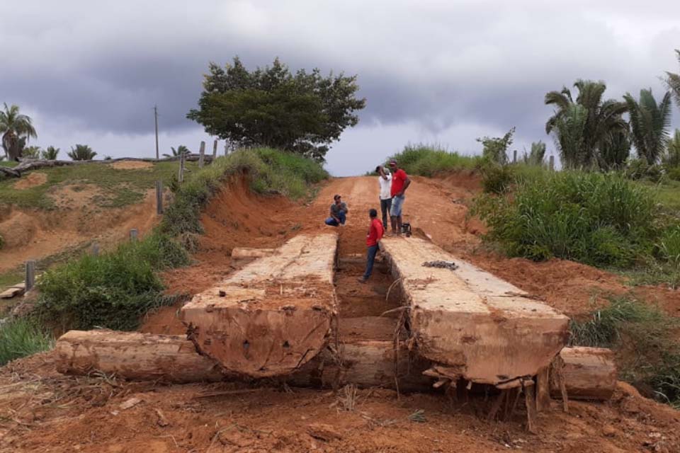 Semagric recupera ponte na linha 07 em União Bandeirantes