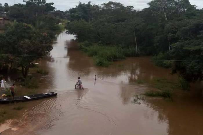 Rio Jaru transborda por cima de rua após intensas chuvas e famílias começam a deixar casas