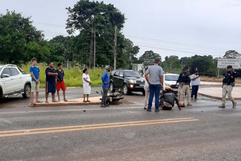 Motociclista fica ferido em colisão entre moto e carro no Trevo da BR 364