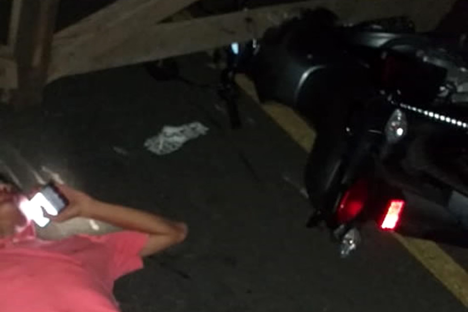 Motociclista colide com porteira utilizada para interditar Morro Chico Mendes