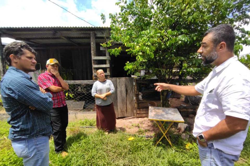 Trabalho cooperativo entre as Prefeituras de Vilhena e Comodoro, ajudam produtores que moram na divisa dos estados