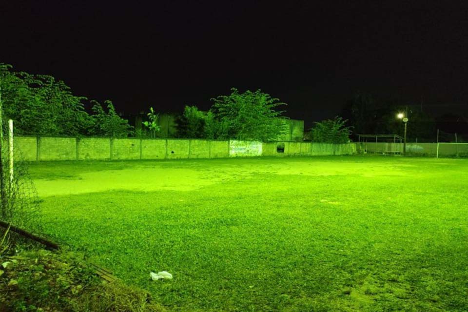 Prefeitura de Porto Velho faz manutenção na iluminação do campo de futebol Tucuruí