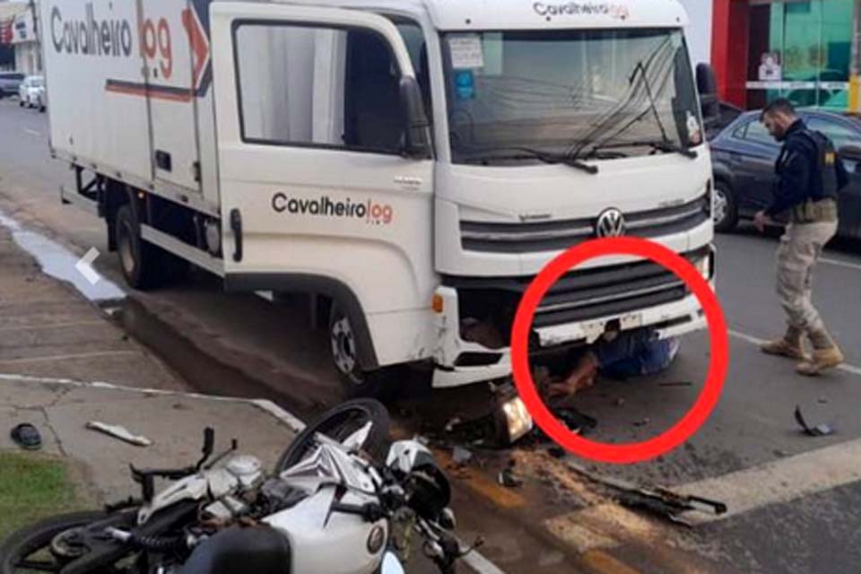 Durante fulga motociclista bate em outro e vai parar embaixo de caminhão