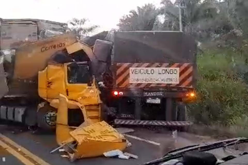 Caminhão dos correios fica com a frente destruída em colisão na BR-364