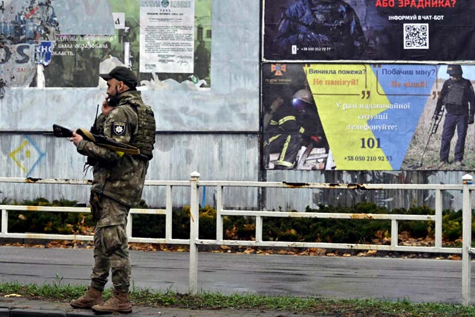 Bombardeio russo deixa Kherson, cidade no sul da Ucrânia,  sem luz e dois mortos