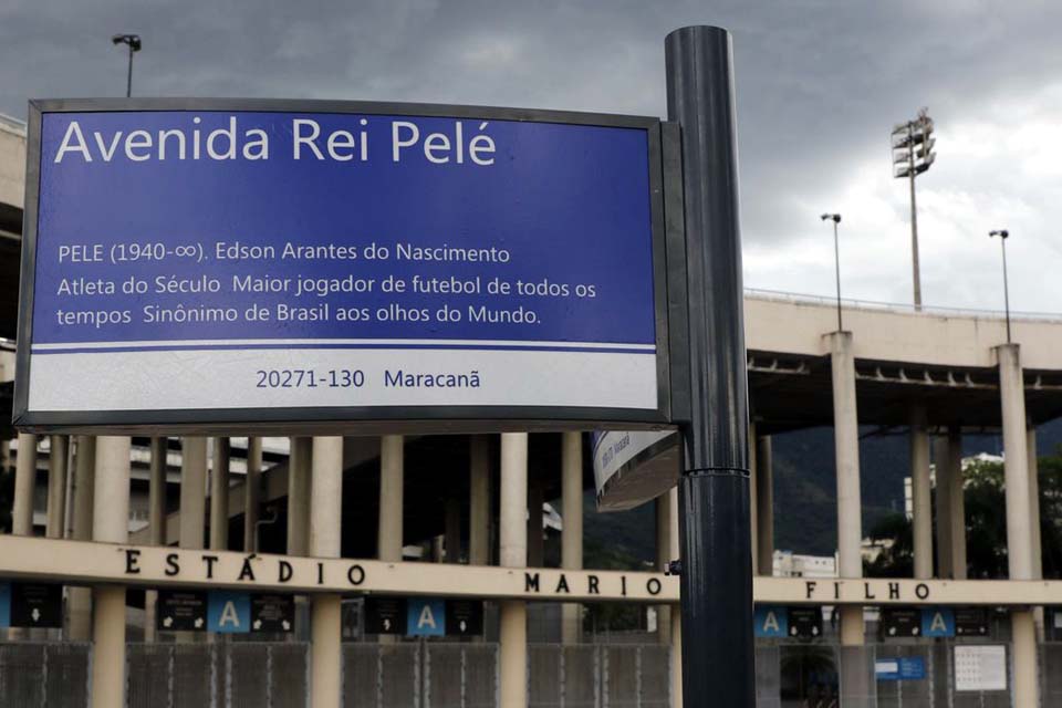 Prefeitura instala placas da Avenida Rei Pelé, em frente ao Maracanã