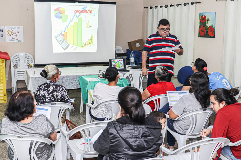 Cras Roda Moinho capacita famílias para controle de gestão financeira