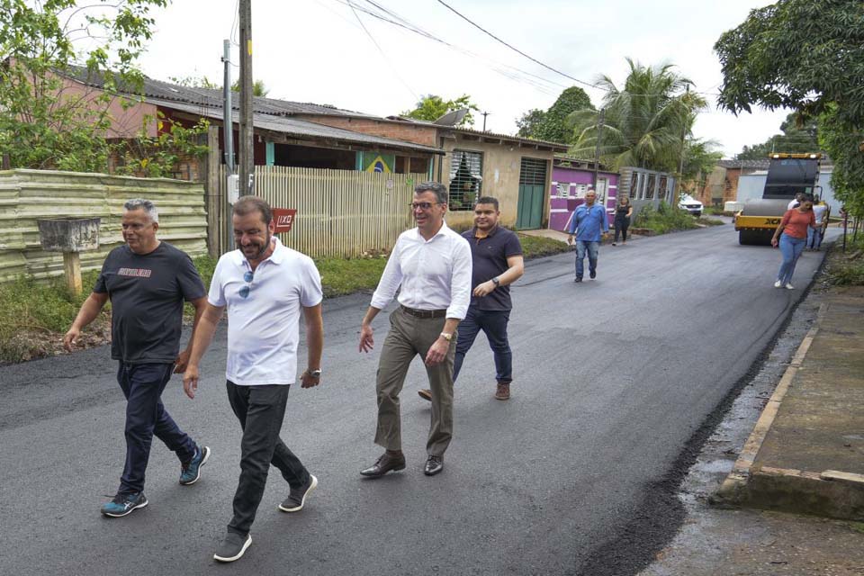 Prefeito Hildon Chaves visita obra de recapeamento em ruas do bairro Triângulo