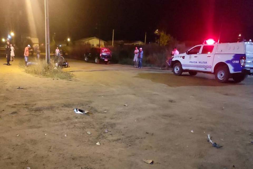 Jovem morre na hora após motocicleta bater em carro e atingir poste