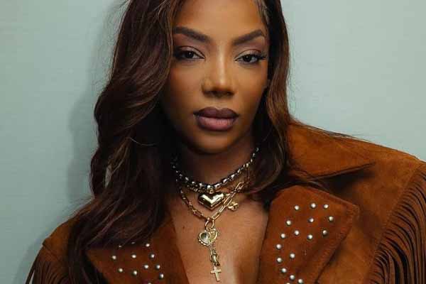 Ludmilla interrompe show para repreender briga na plateia: “Aqui tem dona”