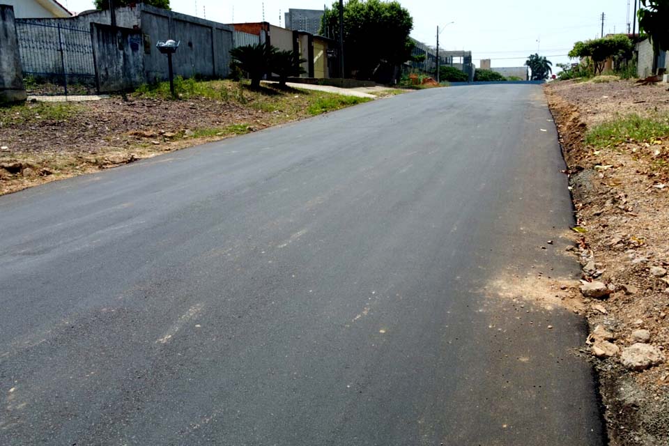 Prefeitura faz recapeamento em importantes ruas da cidade; mais de seis quilômetros de vias já foram entregues