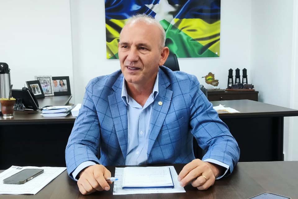 Deputado Ezequiel Neiva assegura investimento para a compra de trator agrícola ao município de Cabixi