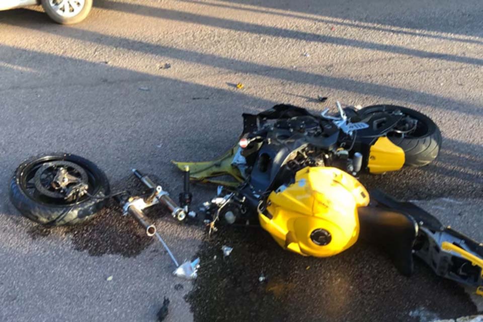 Motociclista fica ferido após acidente acidente envolvendo dois carros