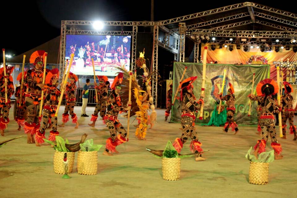 Turma do Chaves; a magia do boto; e muita fé invadem arena do Flor do Maracujá, na noite de quinta-feira