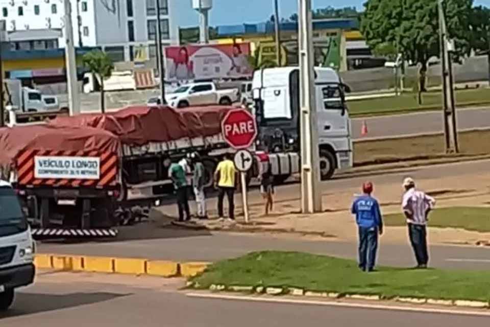 Motociclista fica ferido em colisão com carreta em Vilhena