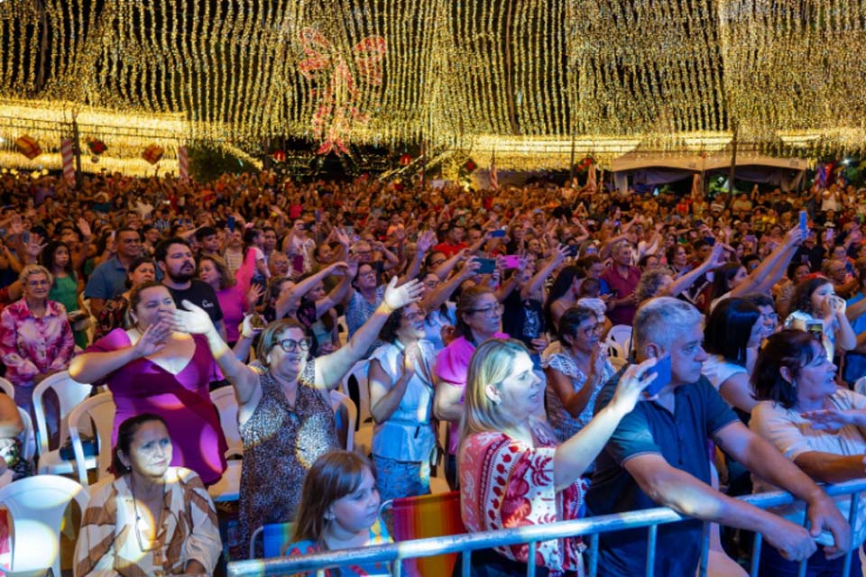 Parque da Cidade recebe multidão para prestigiar show do padre Alessandro Campos