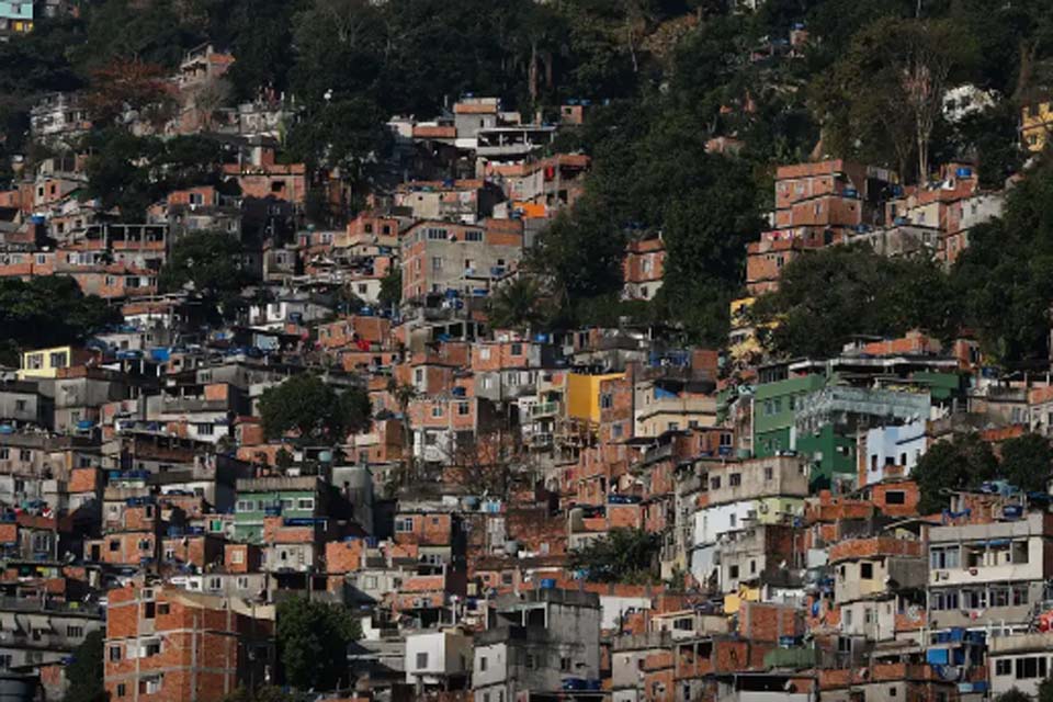 Quase 16,4 milhões de pessoas moram em favelas no Brasil, revela Censo