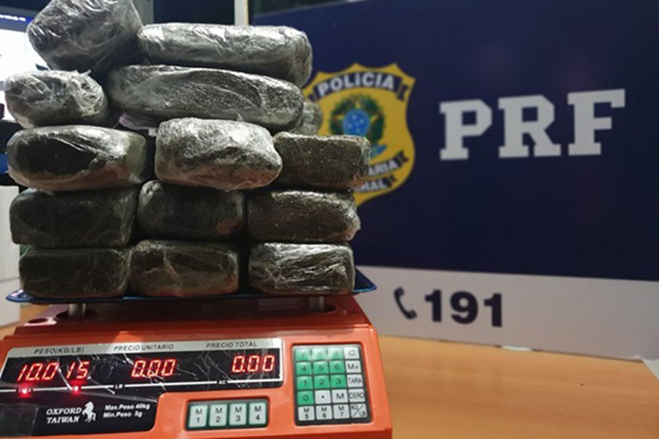 PRF flagra duas mulheres com 10 kg de maconha em taxi na BR 364