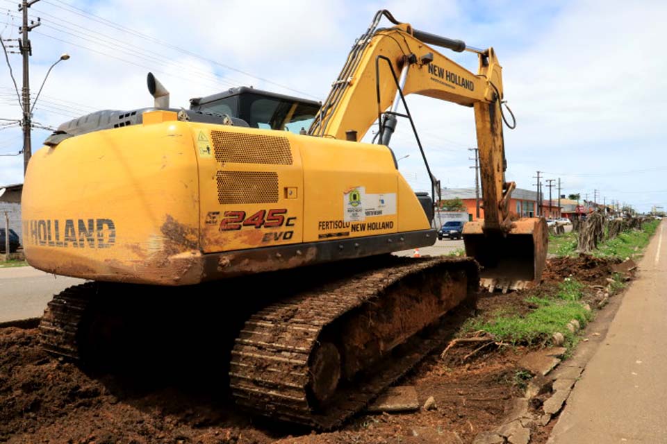 Equipes de obras da Prefeitura trabalham em 17 bairros nesta segunda-feira (8)