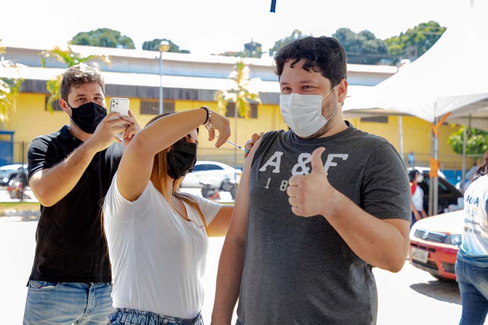 Terceiro drive-thru contra a Covid-19 no Prédio do Relógio vacinou 1.500 pessoas em Porto Velho