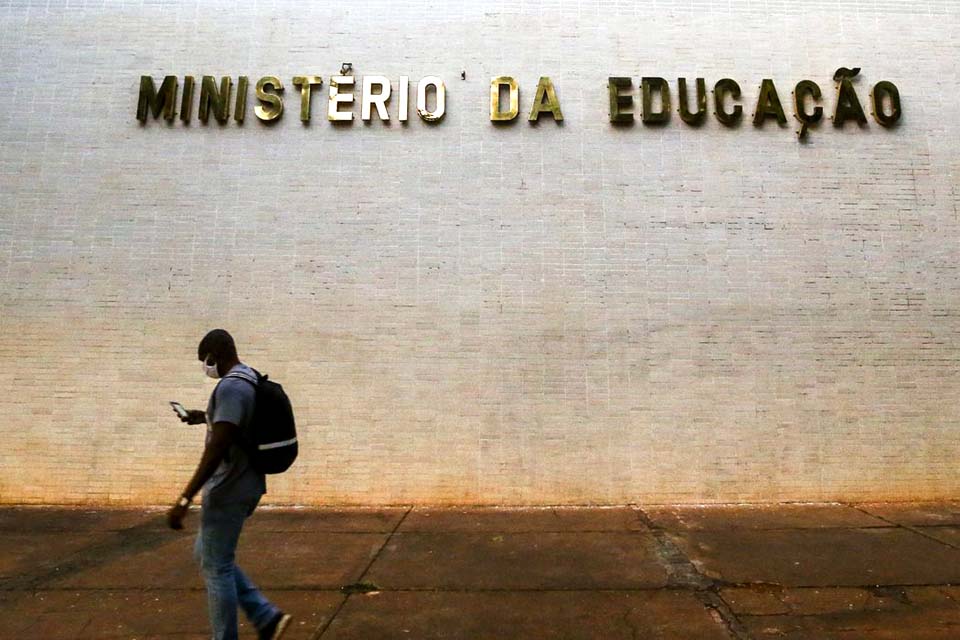 Universidades federais têm até dezembro para adotar diploma digital