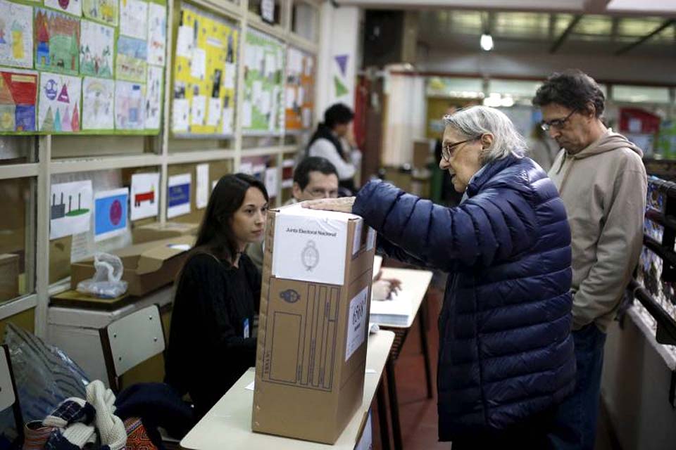 Em meio a crise econômica, argentinos escolhem presidente no domingo