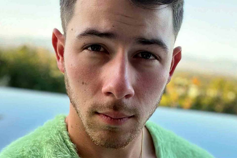 Nick Jonas vai parar em ambulatório após ser atingido na virilha em jogo