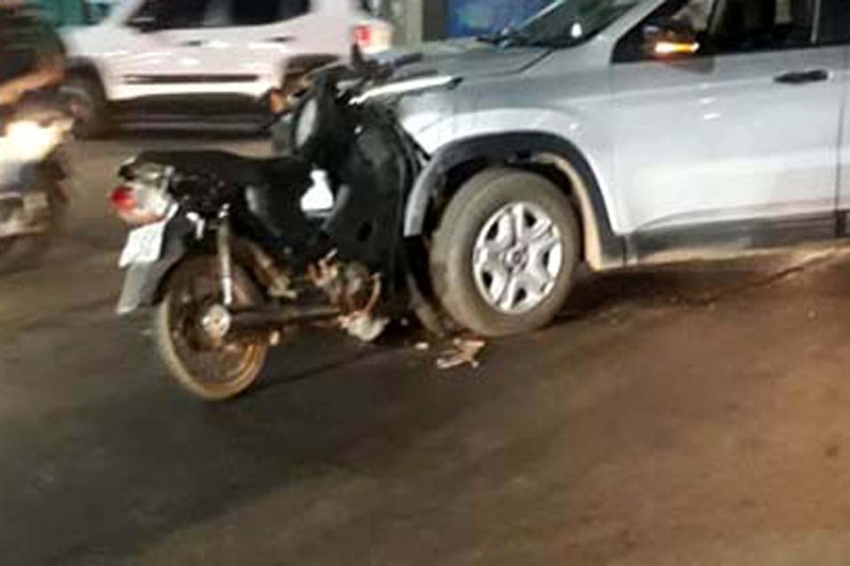 Moto fica cravada em automóvel e motociclista sofre graves ferimentos