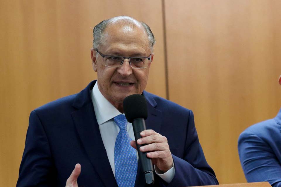 Alckmin diz que Lula cumpre rigorosamente promessa de campanha