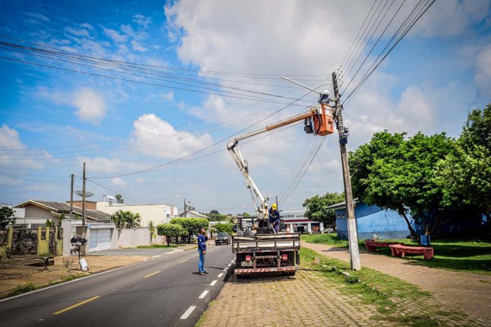 Semosp instala lâmpadas de LED na Praça dos Migrantes