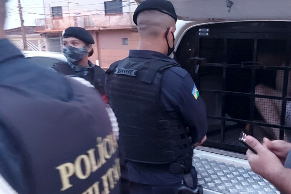 Motorista embriagado é preso por desacato e danos a viatura policial 