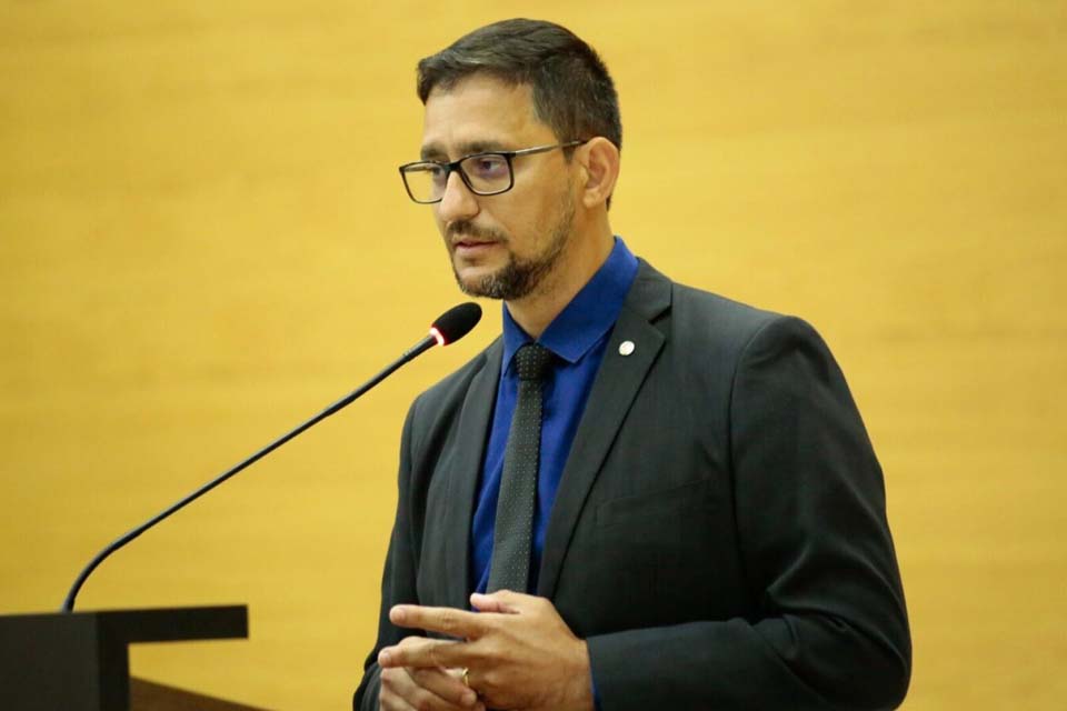 Anderson Pereira solicita informações e providências quanto a substituição das carteiras funcionais dos Policiais Penais do Estado de Rondônia