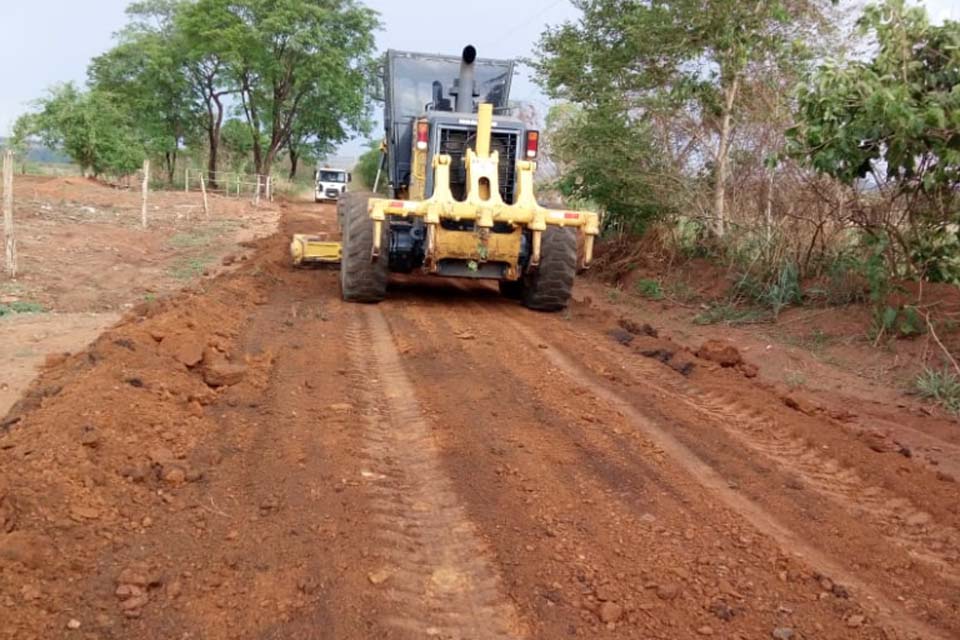 Prefeitura segue com serviço de manutenção de estradas rurais; equipes trabalham na Linha 601