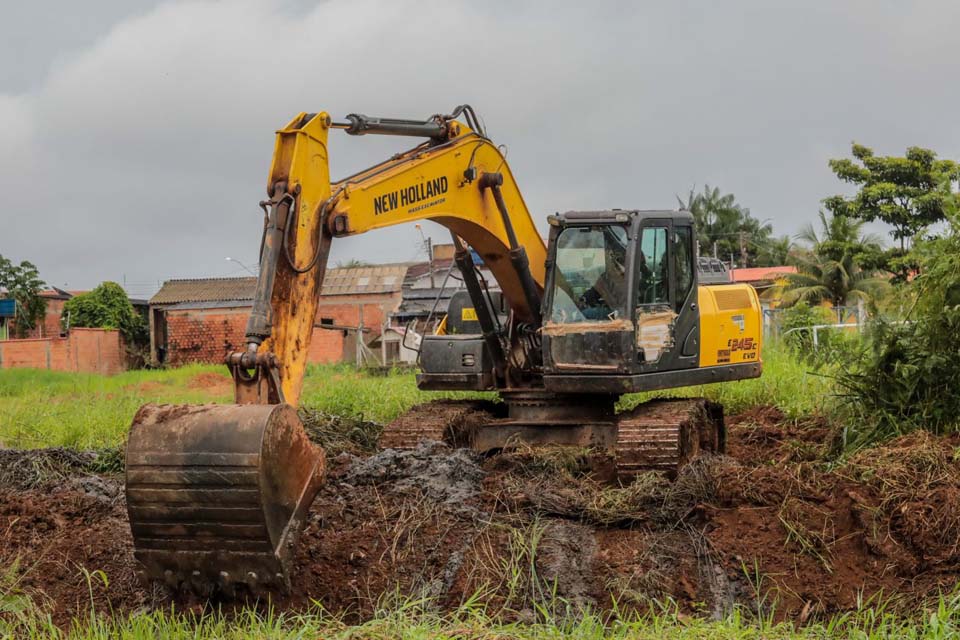 Serviço de limpeza de canais é intensificado em Porto Velho 