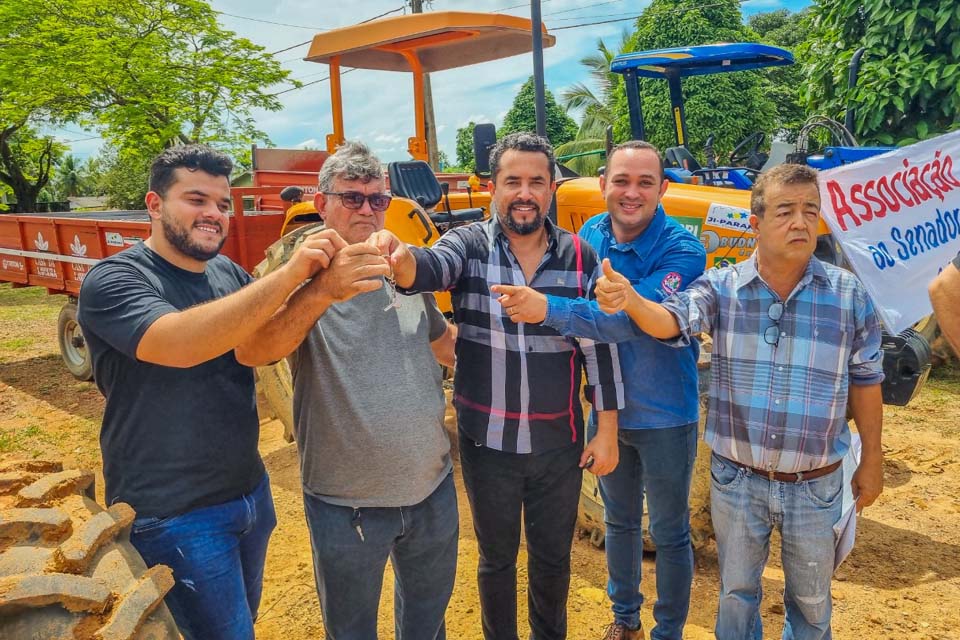 Semagri entrega equipamentos agrícolas em Nova Londrina