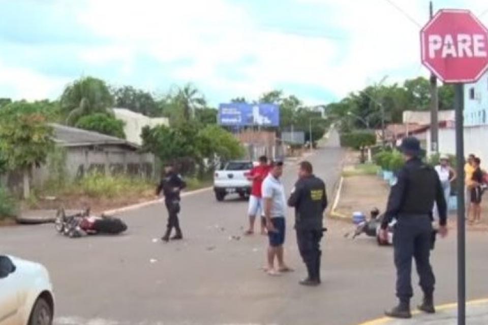 Motociclista cruza preferencial atinge motoneta onde estavam avó e neta e foge