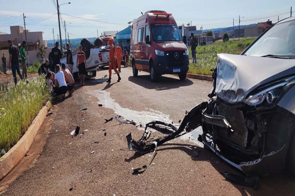 Colisão entre dois veículos deixa vítimas feridas em cruzamento