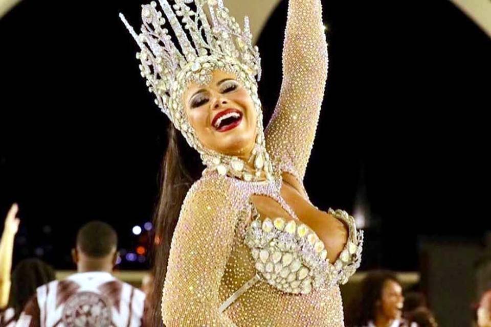 Viviane Araújo relembra estreia no Carnaval aos 20 anos