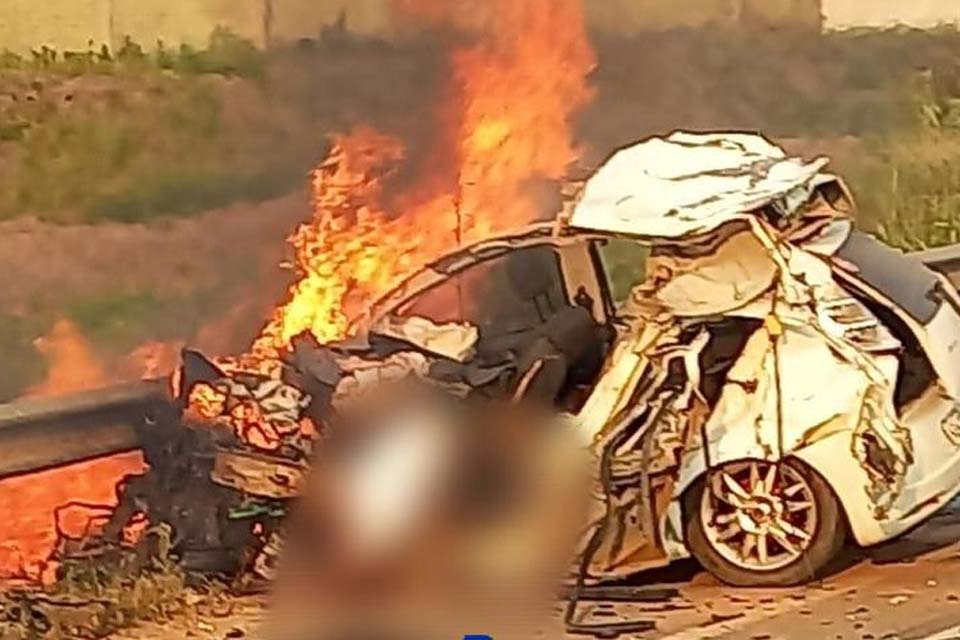 Motorista morre carbonizado após colidir de frente com carreta no anel viário