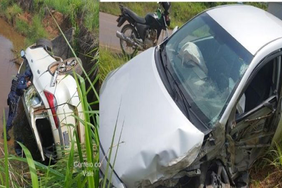 Caminhonete cai dentro de lagoa após acidente com Corolla na RO 481